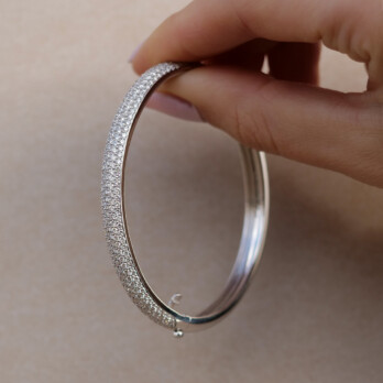 Schmuck: Armreif bombiert Brillant Pavé Weißgold poliert aus 750 Weißgold von Last Pieces