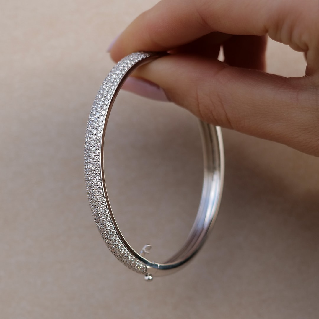 Schmuck: Armreif bombiert Brillant Pavé Weißgold poliert aus 750 Weißgold von Last Pieces