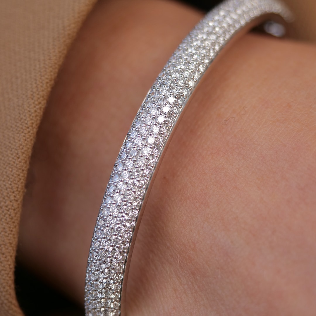 Schmuck: Armreif bombiert Brillant Pavé Weißgold poliert aus 750 Weißgold von Last Pieces