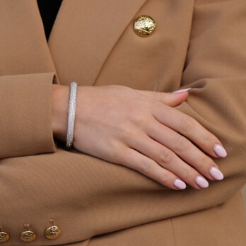 Schmuck: Armreif bombiert Brillant Pavé Weißgold poliert aus 750 Weißgold von Last Pieces