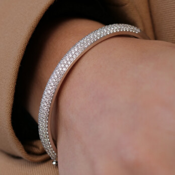 Schmuck: Armreif bombiert Brillant Pavé Weißgold poliert aus 750 Weißgold von Last Pieces