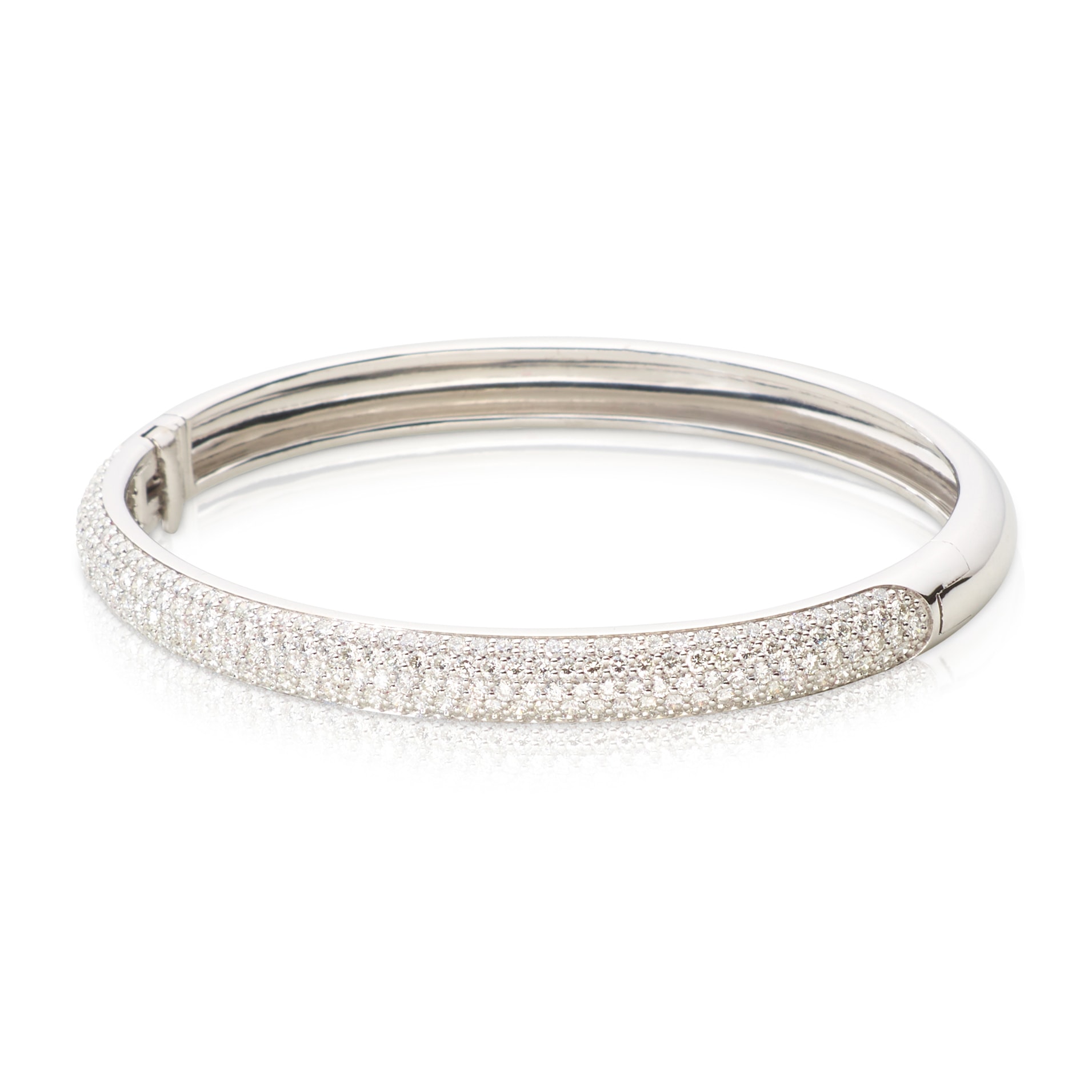 Schmuck: Armreif bombiert Brillant Pavé Weißgold poliert aus 750 Weißgold von Last Pieces