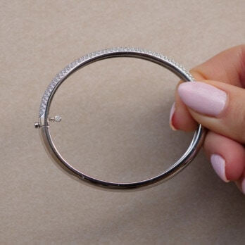 Schmuck: Armreif bombiert Brillant Pavé Weißgold poliert aus 750 Weißgold von Last Pieces