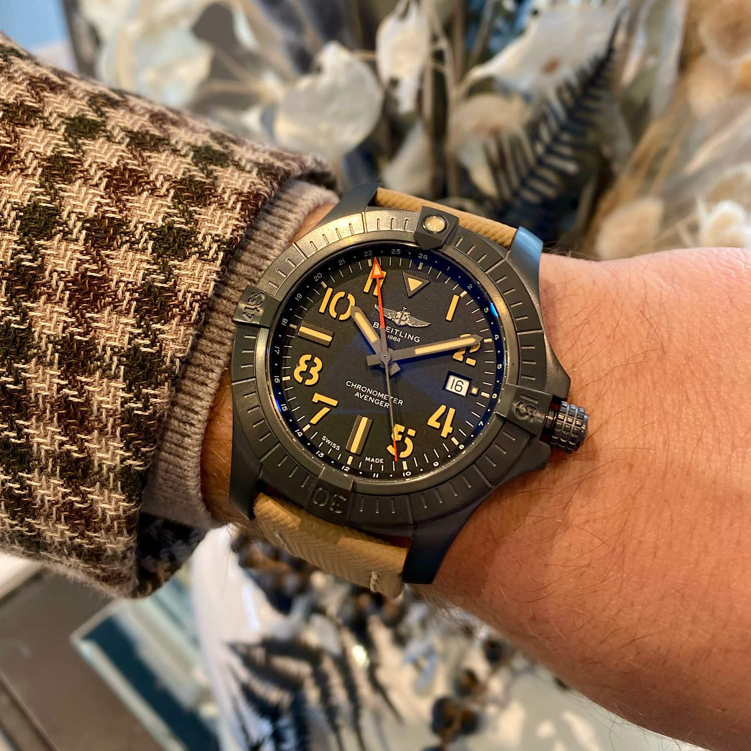 Uhren: Breitling Avenger GMT Schwarz Index Automatik 45 mm aus Titan und Edelstahl von Breitling