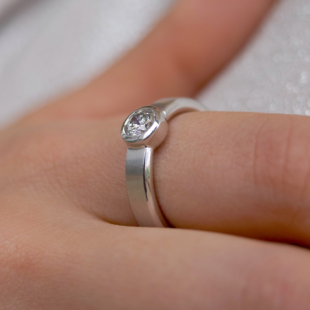 Schmuck: Solitaire Brillant Ring Weißgold matt Gr. 55 aus 750 Weißgold von Jewels by Eckstein