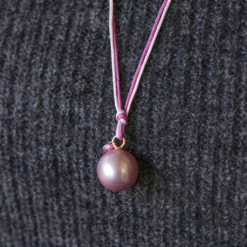 Schmuck: Seidenschnur mit Perl-Saphir Anhänger Roségold 12-13 mm aus 750 Roségold von Jewels by Eckstein