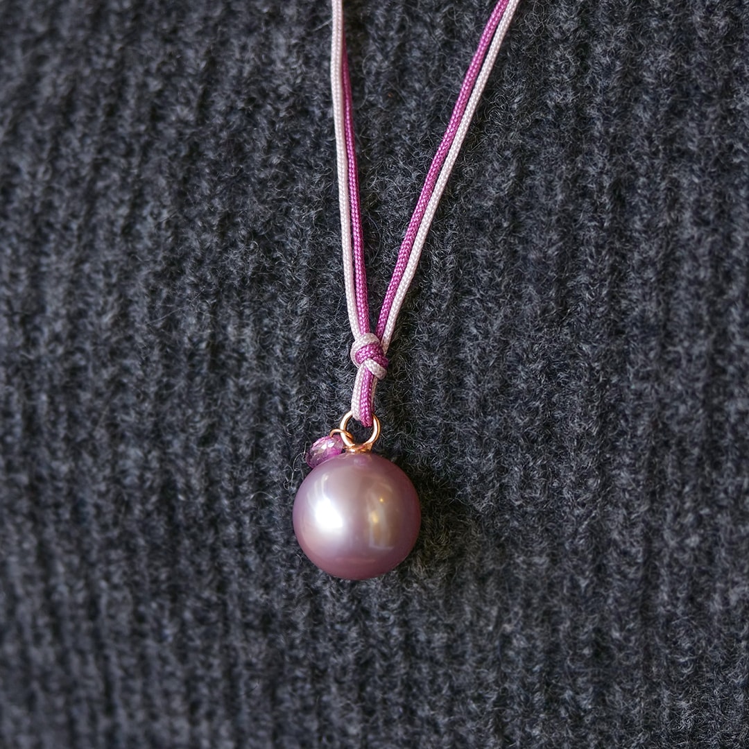 Schmuck: Seidenschnur mit Perl-Saphir Anhänger Roségold 12-13 mm aus 750 Roségold von Jewels by Eckstein
