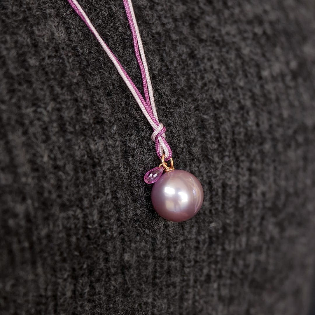 Schmuck: Seidenschnur mit Perl-Saphir Anhänger Roségold 12-13 mm aus 750 Roségold von Jewels by Eckstein