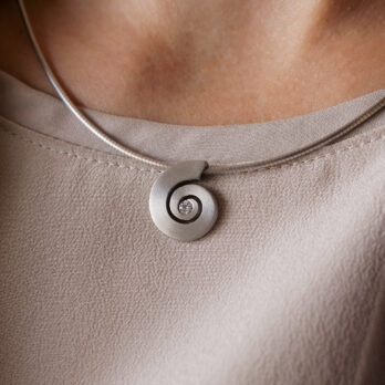 Schmuck: Halsreif mit Brillant Spirale Weißgold 42 cm aus 585 Weißgold von Last Pieces