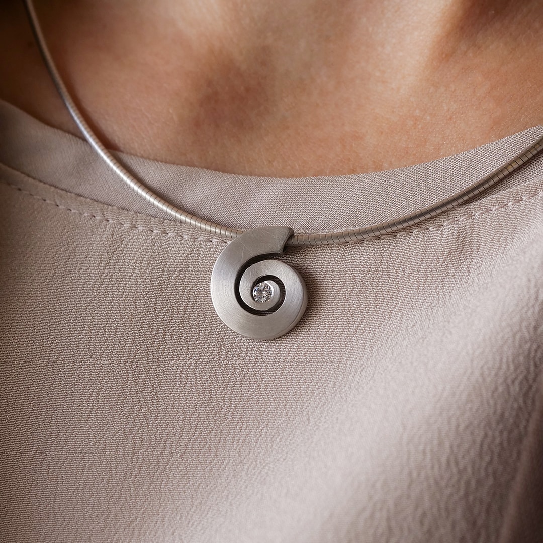 Schmuck: Halsreif mit Brillant Spirale Weißgold 42 cm aus 585 Weißgold von Last Pieces