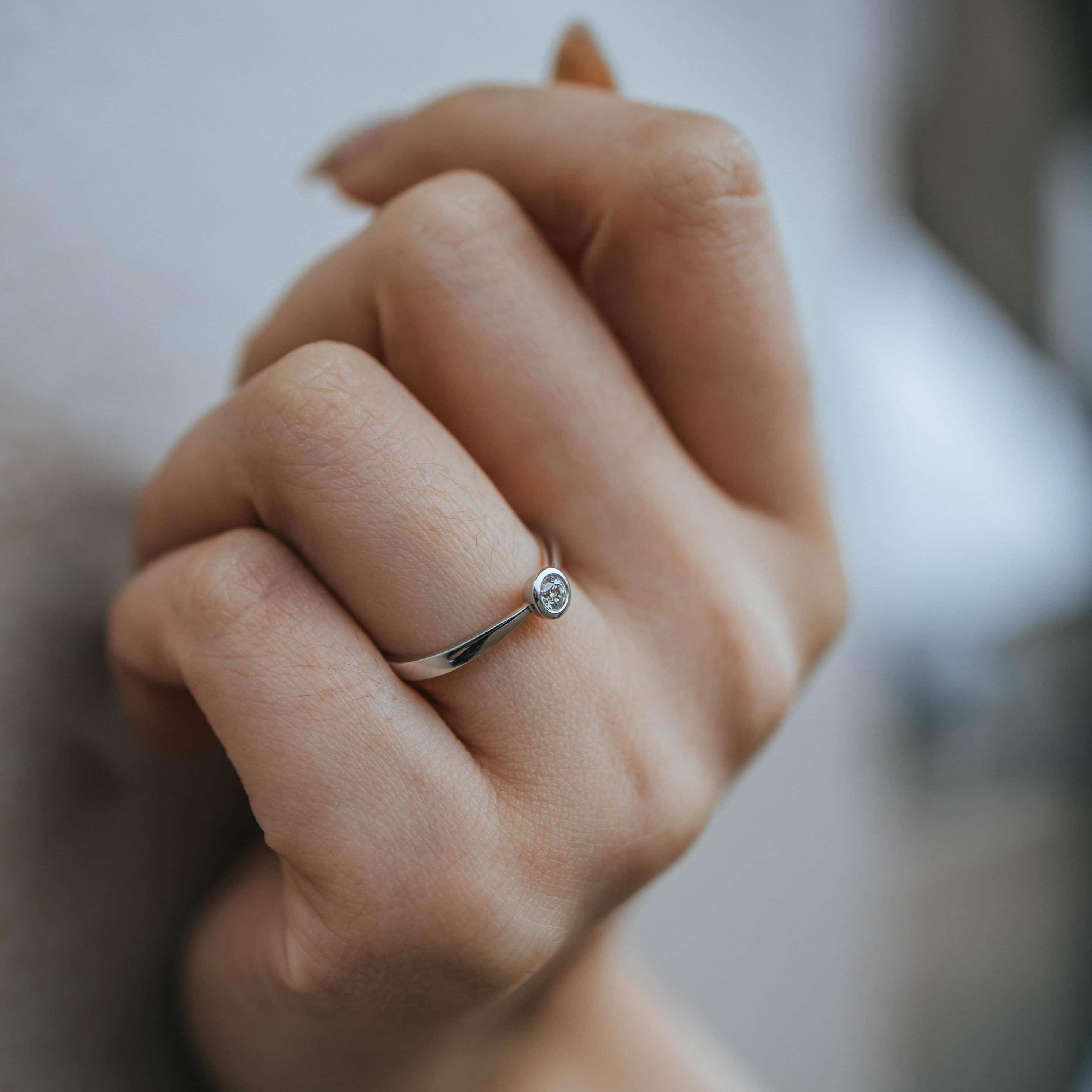 Schmuck: Solitär Ring Weißgold Gr. 53 aus 750 Weißgold von Jewels by Eckstein