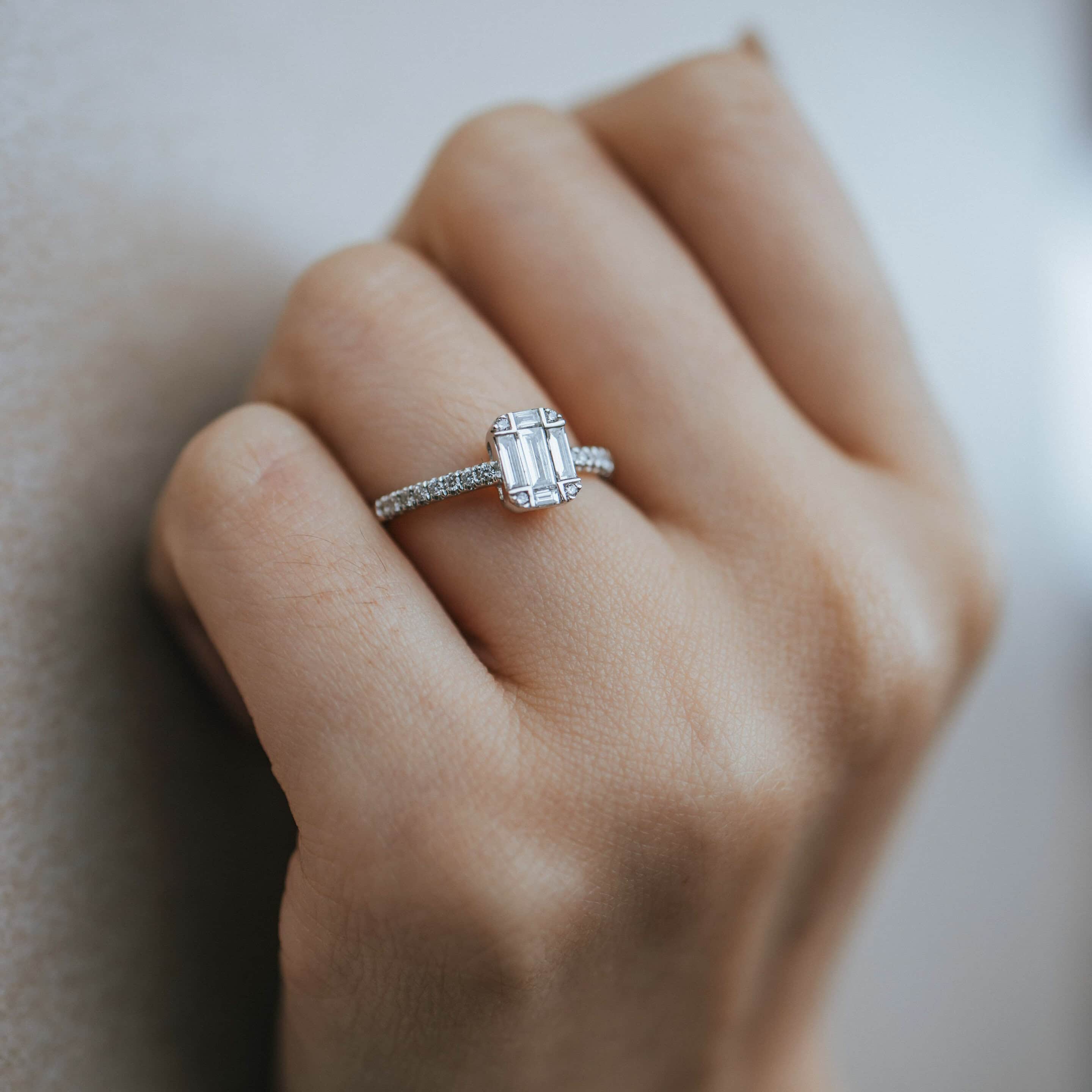 Schmuck: Baguette Ring mit Brillanten Weißgold Gr. 54 aus 750 Weißgold von Jewels by Eckstein