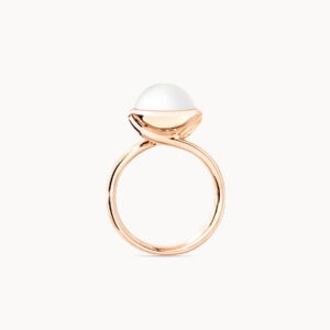Schmuck: Tamara Comolli Bouton Ring Cacholong Roségold aus 750 Roségold von Tamara Comolli