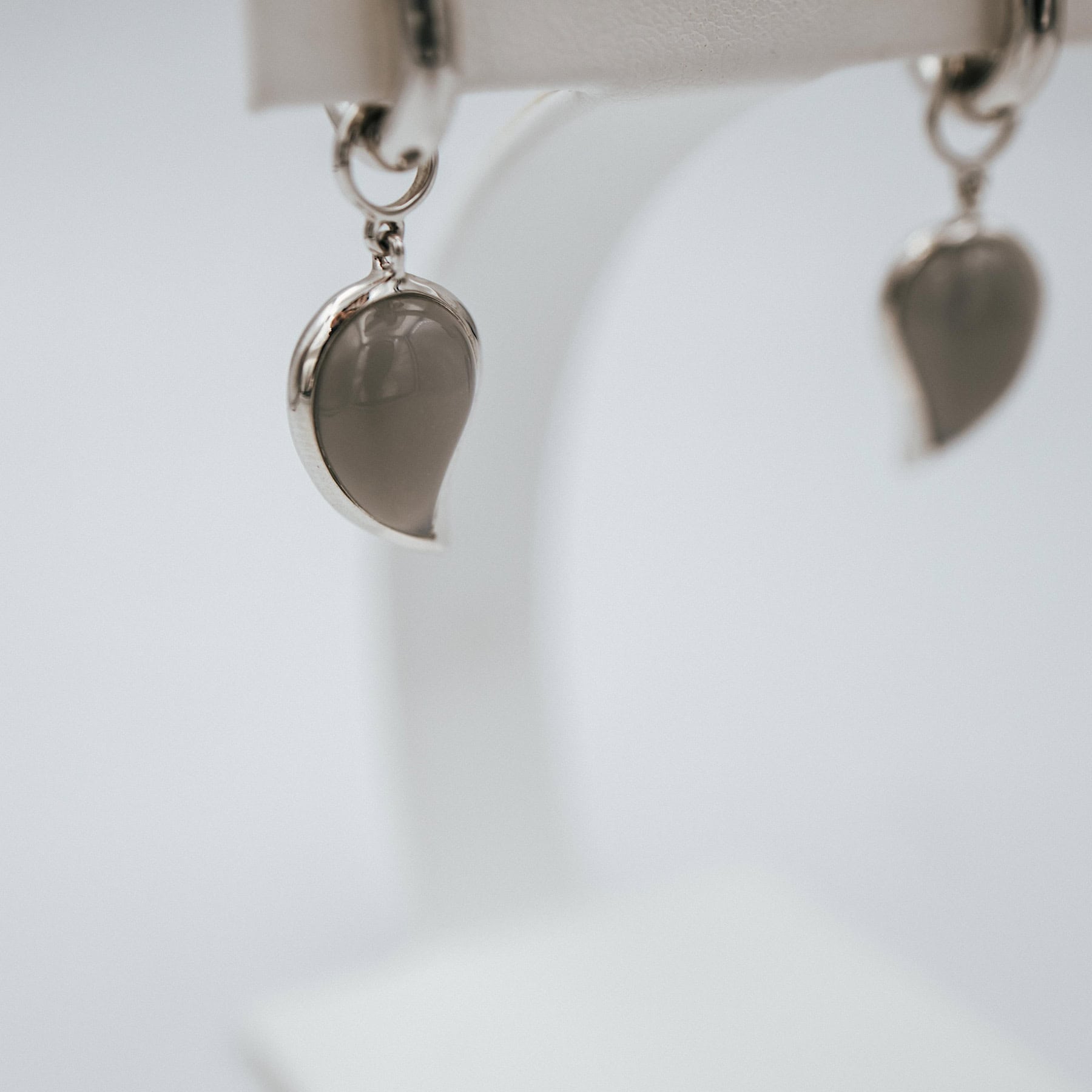 Schmuck: Tamara Comolli Signature Creolen mit Mondstein Weißgold aus 750 Weißgold von Tamara Comolli