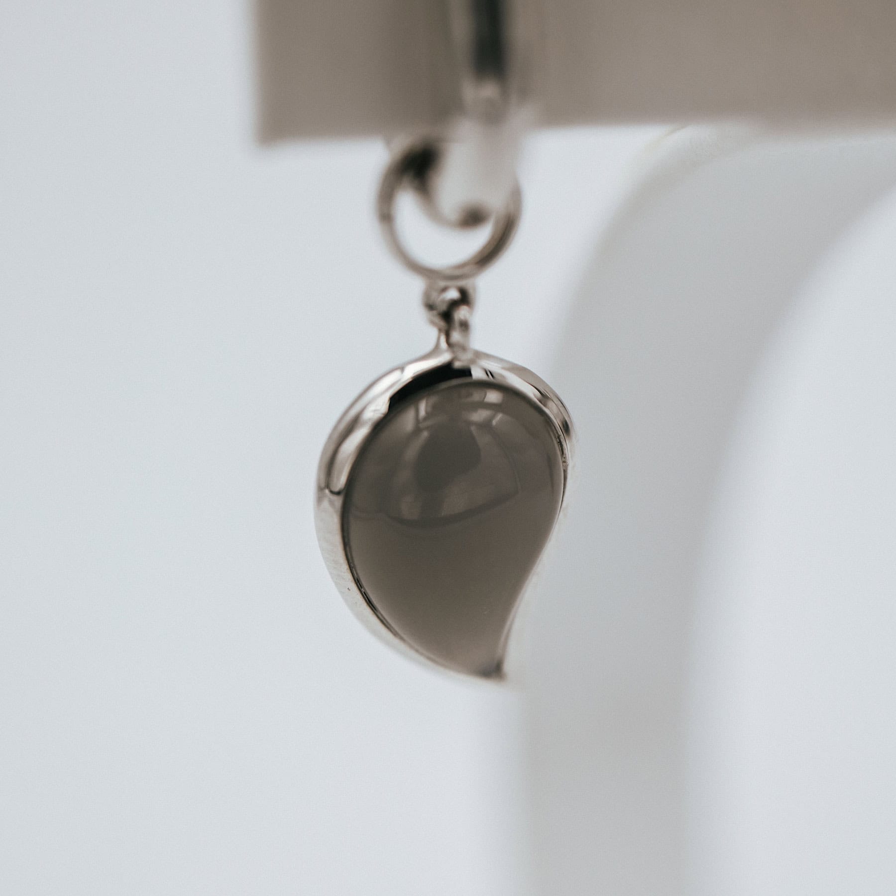 Schmuck: Tamara Comolli Signature Creolen mit Mondstein Weißgold aus 750 Weißgold von Tamara Comolli