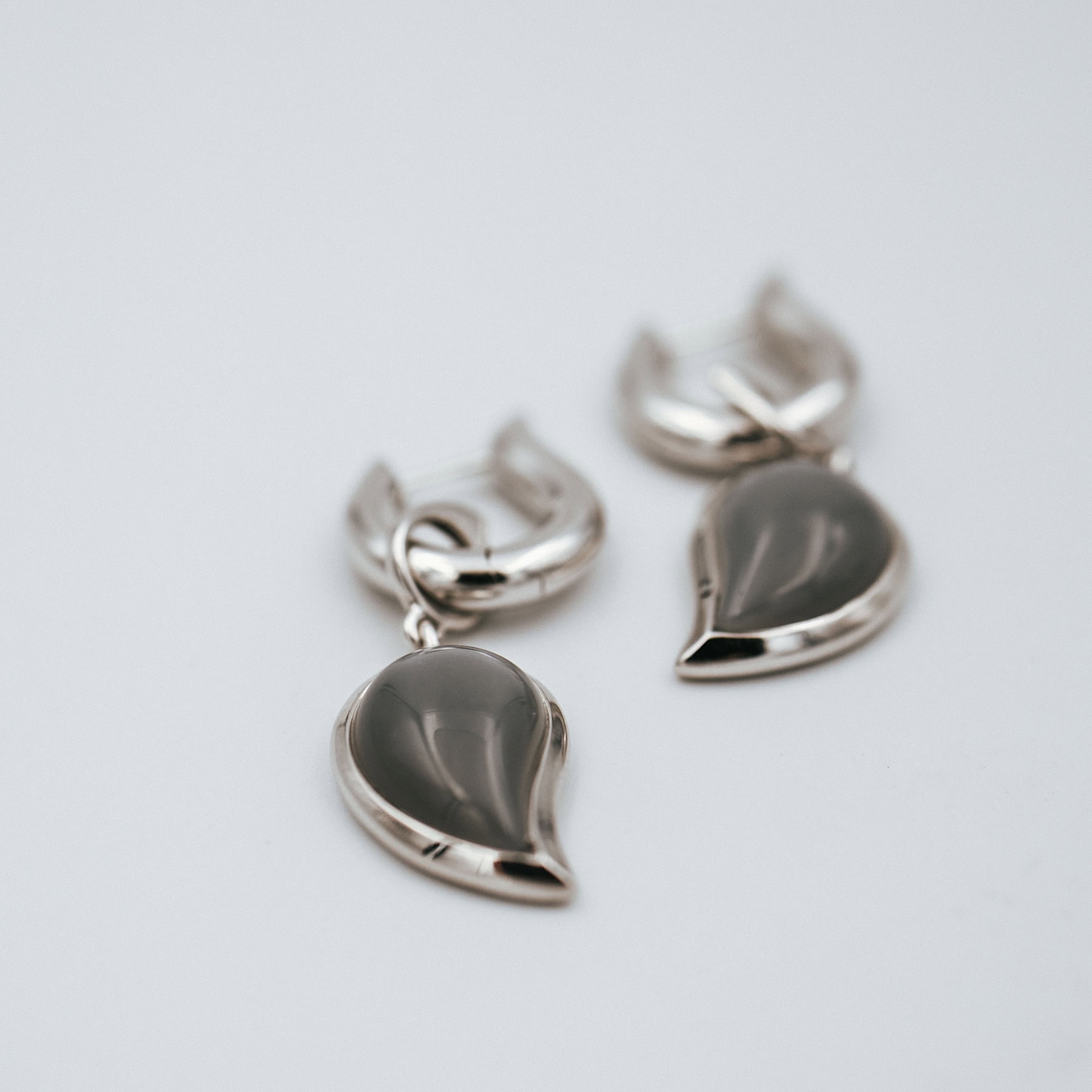 Schmuck: Tamara Comolli Signature Creolen mit Mondstein Weißgold aus 750 Weißgold von Tamara Comolli