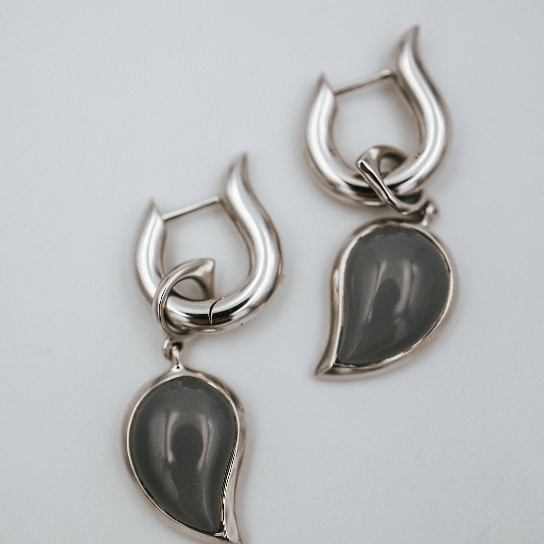 Schmuck: Tamara Comolli Signature Creolen mit Mondstein Weißgold aus 750 Weißgold von Tamara Comolli