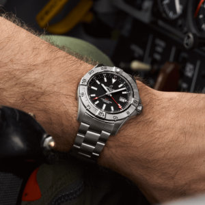 Uhren: Breitling Avenger GMT Automatik Schwarz Index 44 mm aus Edelstahl von Breitling