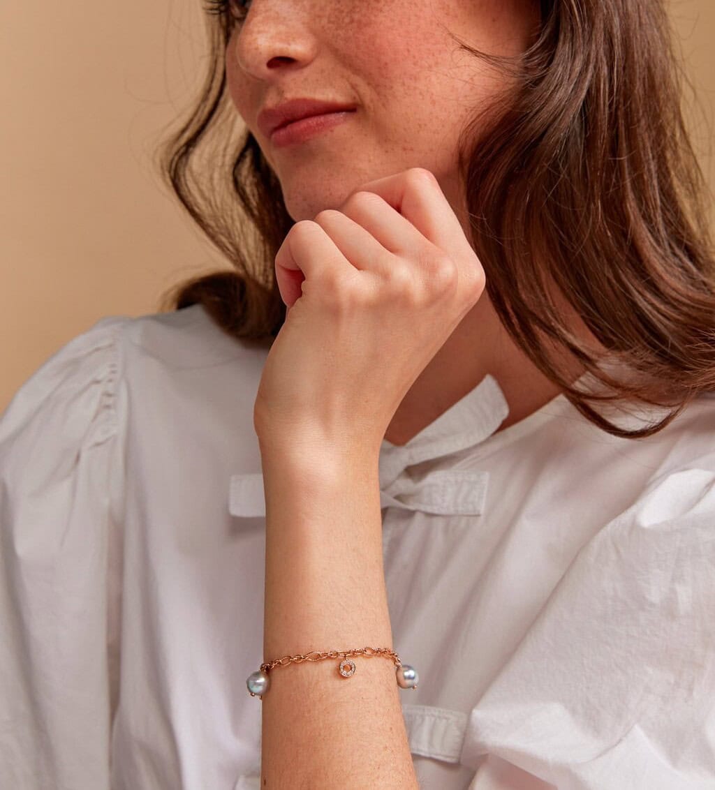 Schmuck: Bron Armband Joy aus 750 Roségold mit Akoya-Perlen und 0,15 ct Diamanten aus 750 Roségold von Bron