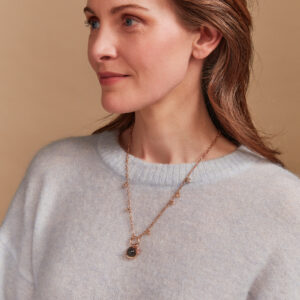 Schmuck: Bron Sushi Farbstein Anhänger Roségold aus 750 Roségold von Bron